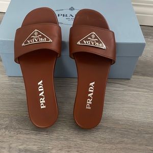PRADA logo plaque flat sandals-IT35.5- Cognac